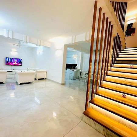 White House Sky View Theatre Villa In Gachibowli Eksteriør billede