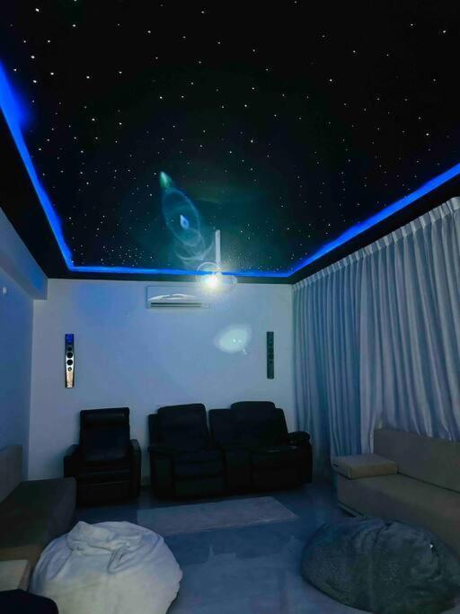 White House Sky View Theatre Villa In Gachibowli Eksteriør billede