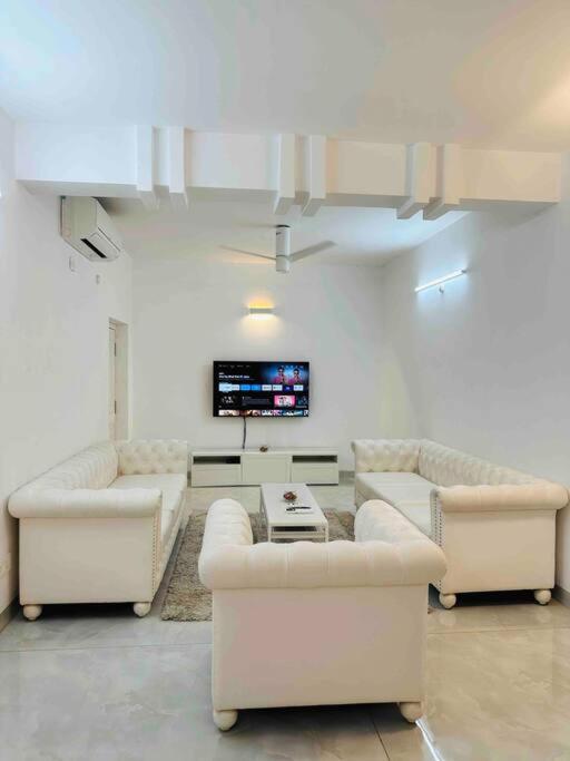 White House Sky View Theatre Villa In Gachibowli Eksteriør billede