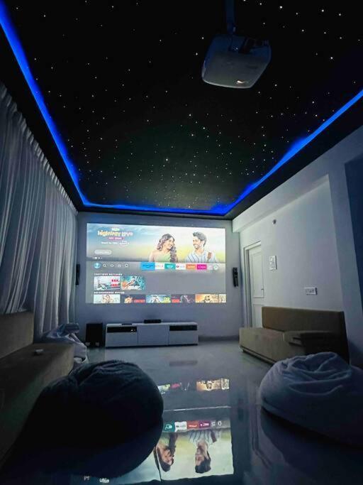 White House Sky View Theatre Villa In Gachibowli Eksteriør billede